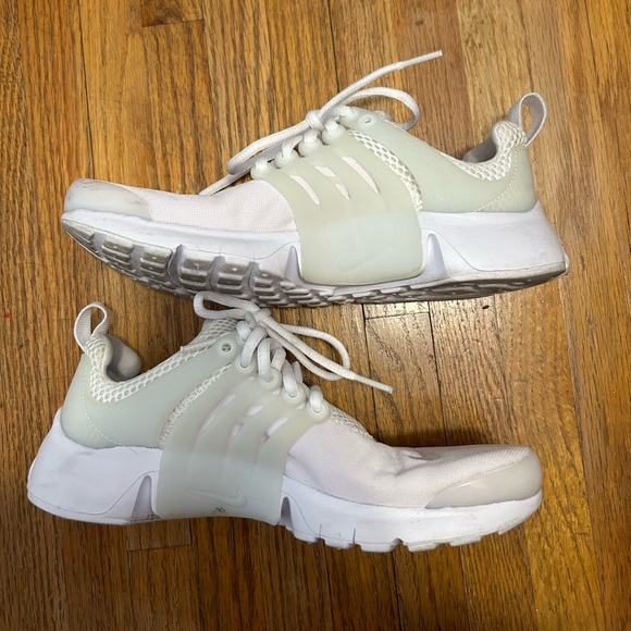 SOLD Nike Shoes - Picture 6 of 6